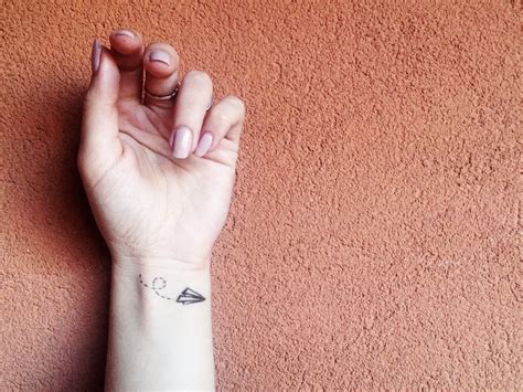 tatuaggi piccoli significativi maschili|Guida ai Tatuaggi Piccoli: Stile, Significato e Idee per。